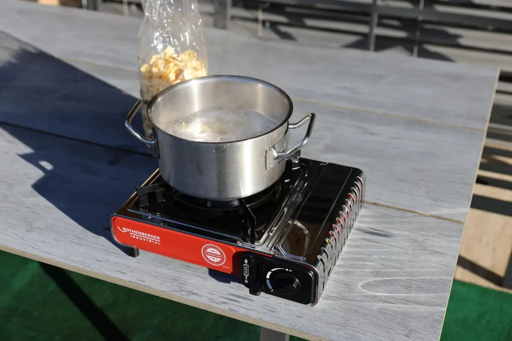 Kompakter Gas-Tischkocher Premium RS 220 mit integriertem Kartuschenfach