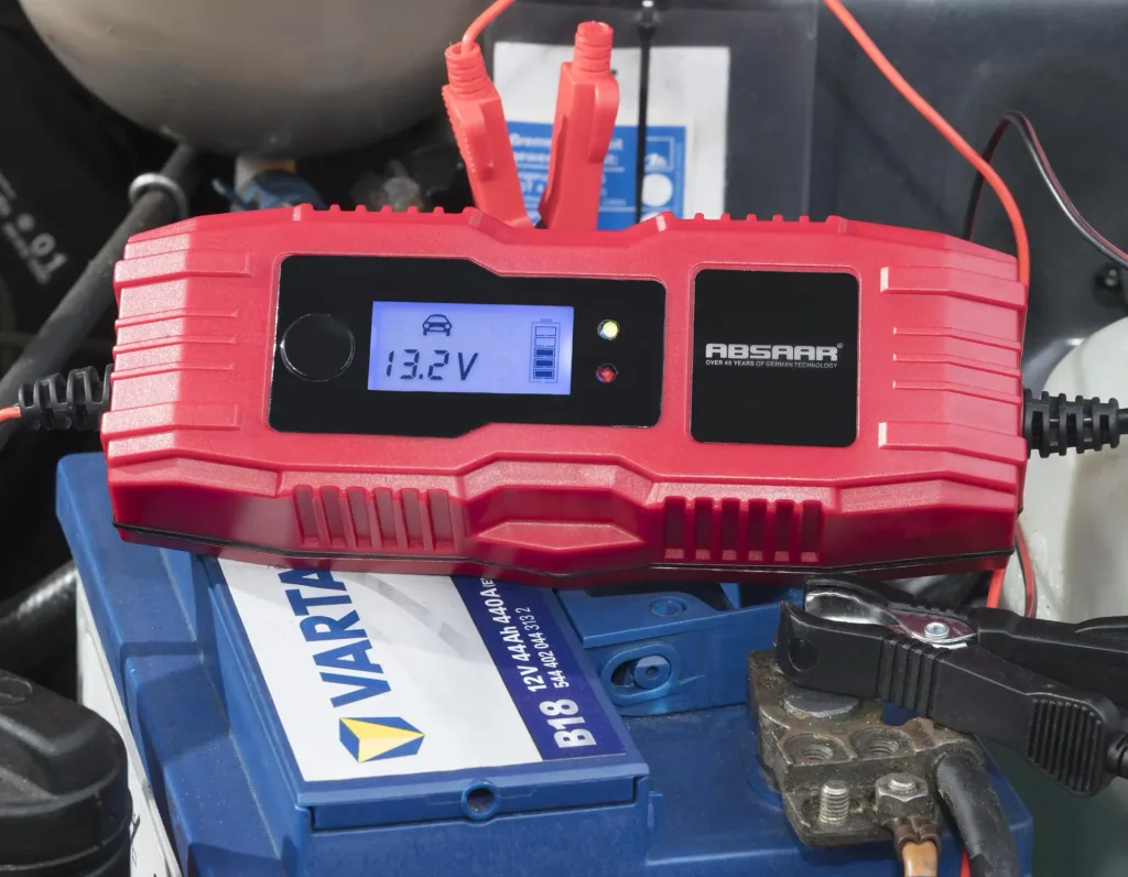 Batterie-Ladegerät 6/12 Volt - 4 Ampere
