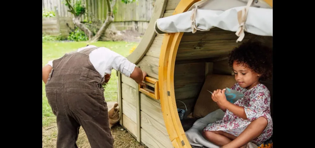 Discovery Nature Play Hideway, Outdoor-Spielhaus für Kinder aus Holz, Pflanzkübel, Malscheibe, Windspiel, natur