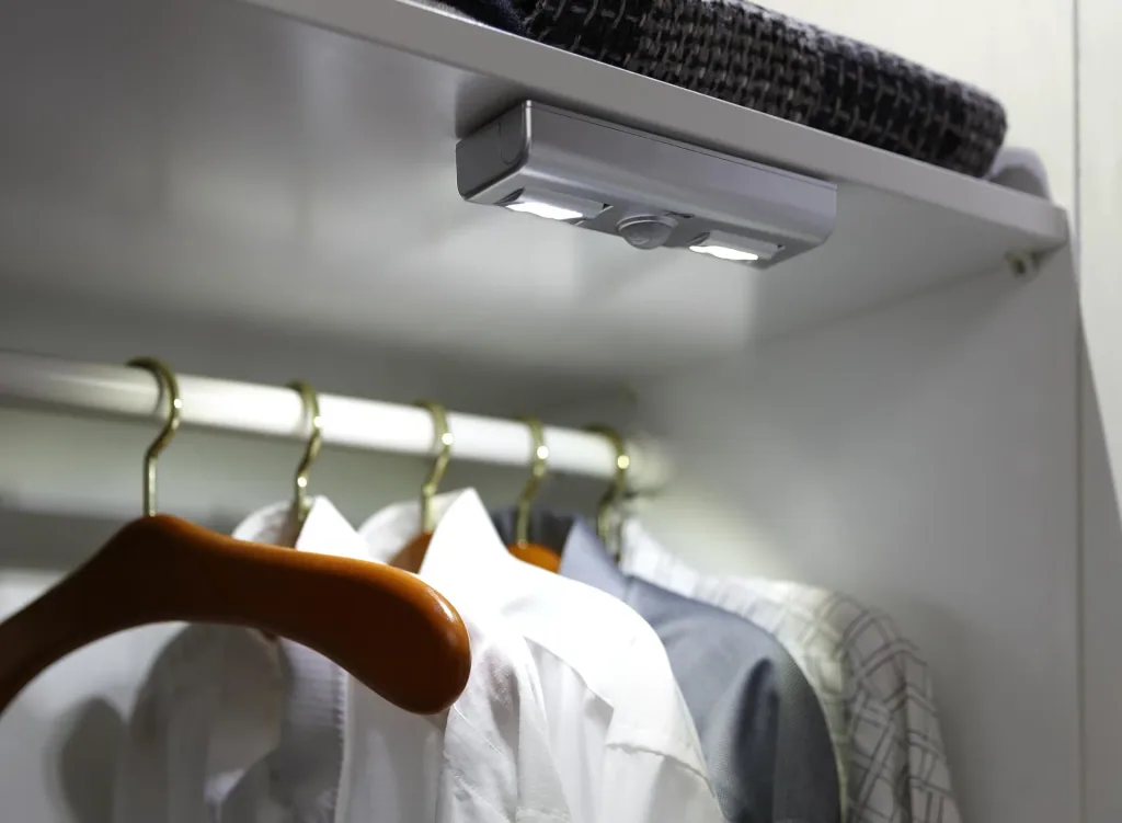 LED Batterieleuchte mit 2x4 LEDs (schwenkbar) und Bewegungssensor