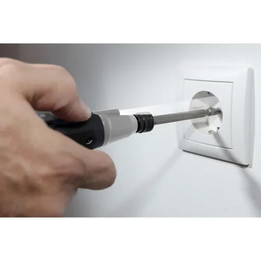 KOMPAKTER GRIFF 3,6V LI-ION SCHRAUBENDREHER MIT LED-LAMPE UND USB-LADEKABEL