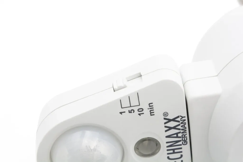 Steckdosenadapter mit Bewegungsmelder und Lichtsensor
