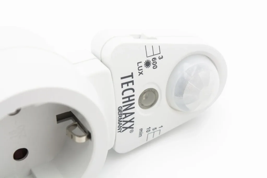 Steckdosenadapter mit Bewegungsmelder und Lichtsensor