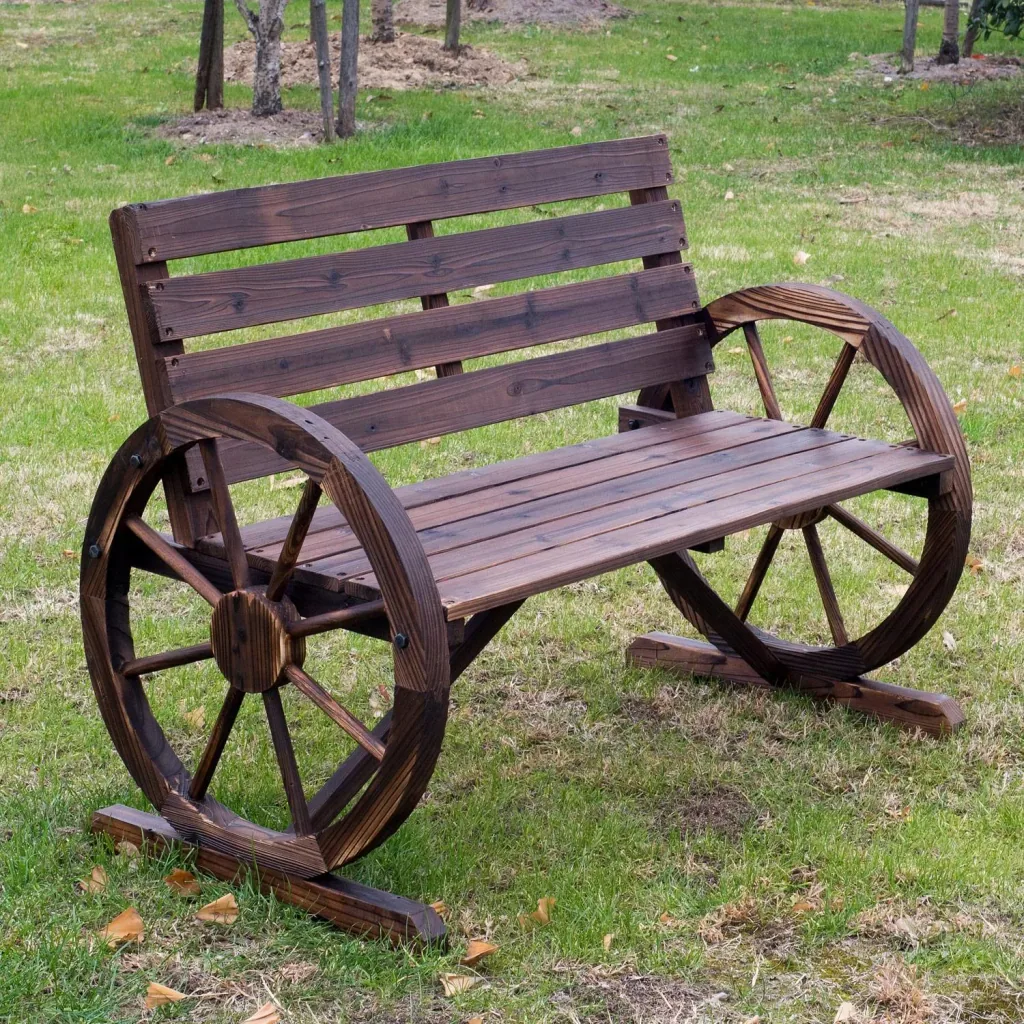 Gartenbank mit Wagenrad mit Armlehne
