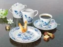 4 STCK. SUPPENTASSEN MIT UNTERTASSEN IM ZWIEBELMUSTER