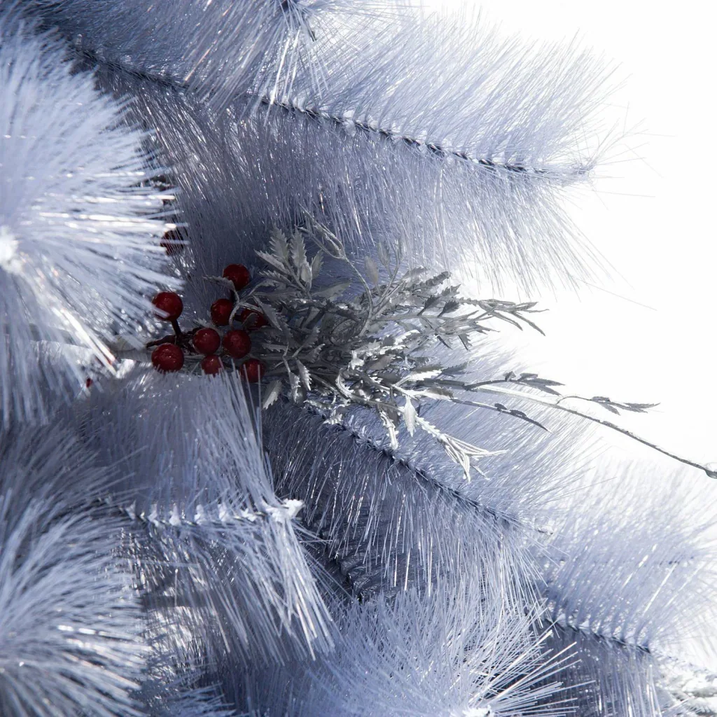 Künstlicher Weihnachtsbaum mit silber Zweigen und roten Beeren