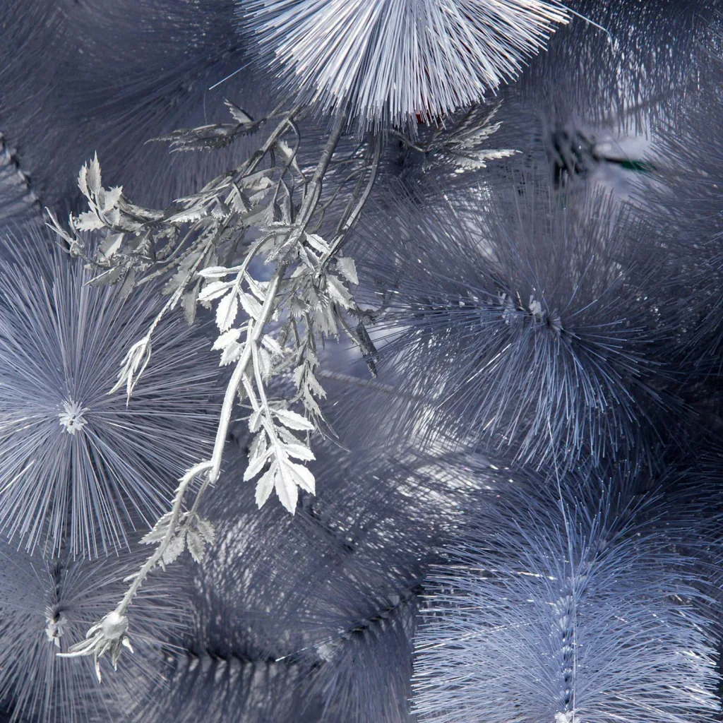 Künstlicher Weihnachtsbaum mit silber Zweigen und roten Beeren