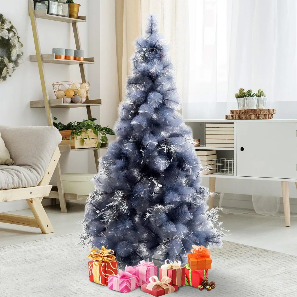 Künstlicher Weihnachtsbaum mit silber Zweigen und roten Beeren