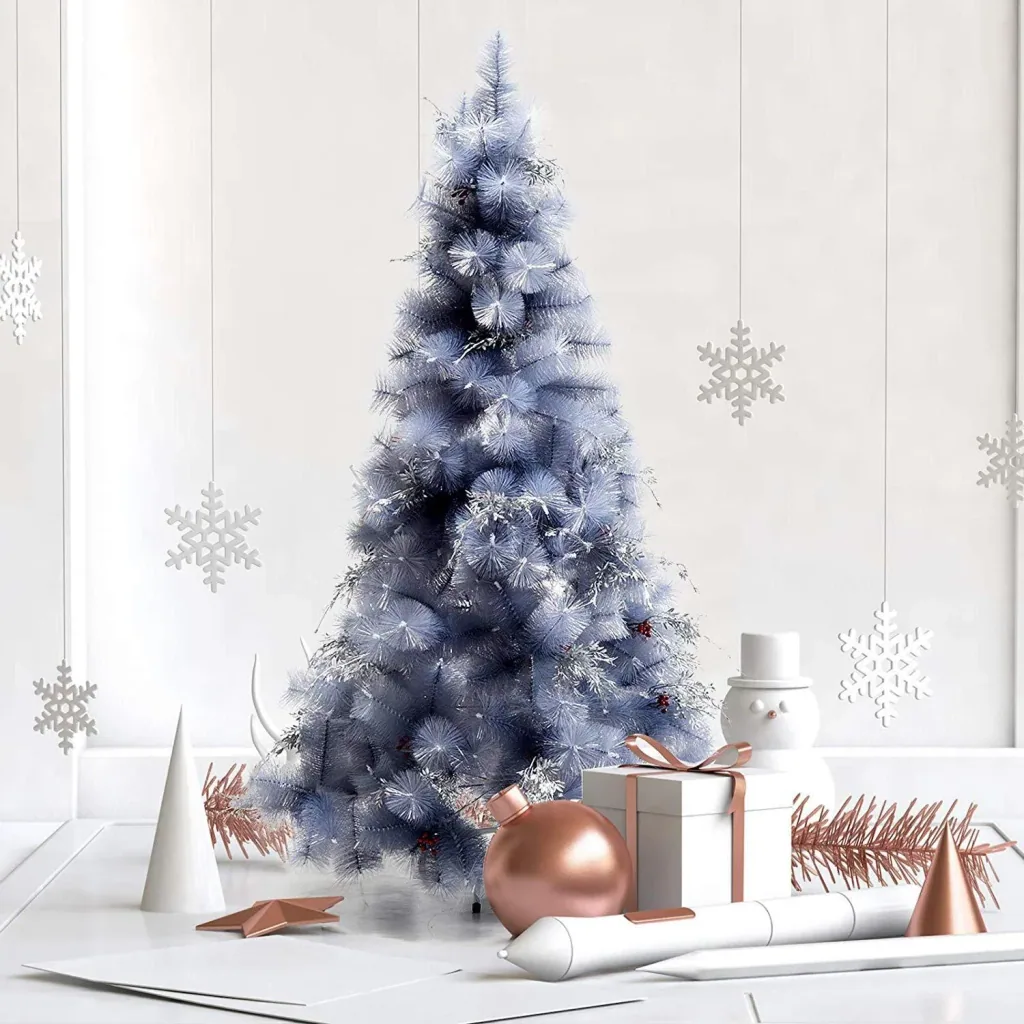 Künstlicher Weihnachtsbaum mit silber Zweigen und roten Beeren