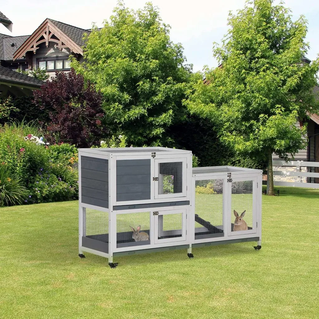 Zwergkaninchenstall mit 6 Rädern öffenbarem Dach abschließbarer Tür Tannenholz Grau+Weiß 147 x 45,5 x 88,5 cm