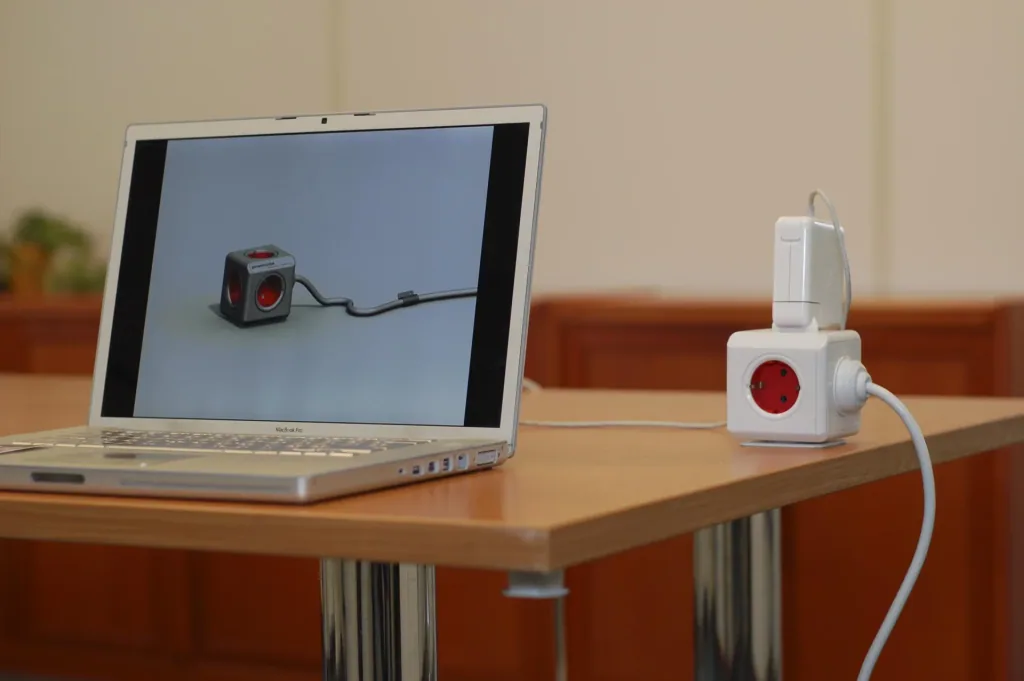 PowerCube Extended Steckdosenwürfel mit 4 Steckdosen und 2 USB Anschlüssen