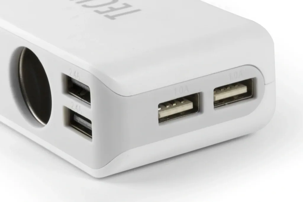 Universales Autoladegerät mit 4 USB-Anschlüssen und 3-fach KFZ-Verteiler