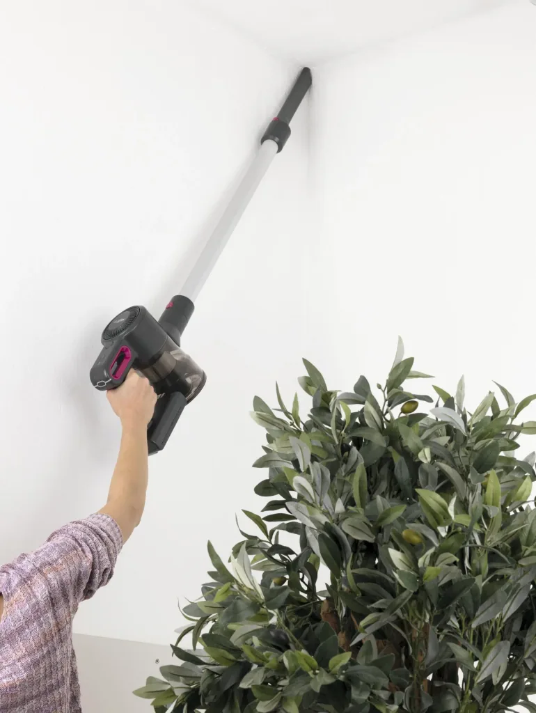 Akku-Hand- und Bodenstaubsauger, Saugkraftregulierung, 3-fach-Filter, mit Wandhalterung und LED-Beleuchtung, 150 Watt