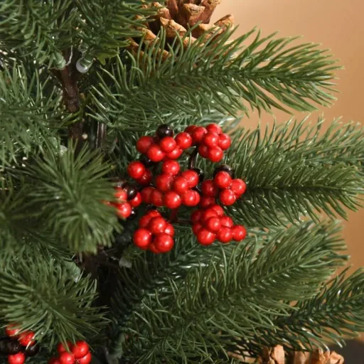 Weihnachtsbaum 50 cm Christbaum mit 4 roten Beeren und 4 Tannenzapfen