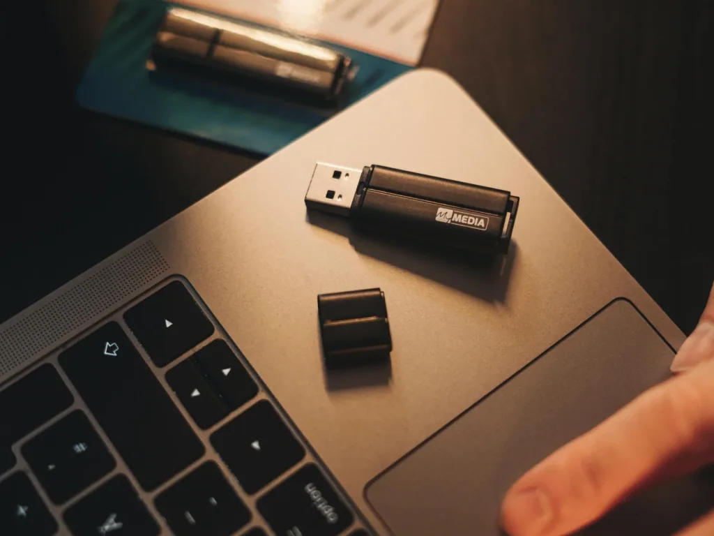 Industrial Micro (AAA) 10 Stück + Mignon (AA) 10 Stück + 32 GB USB Stick
