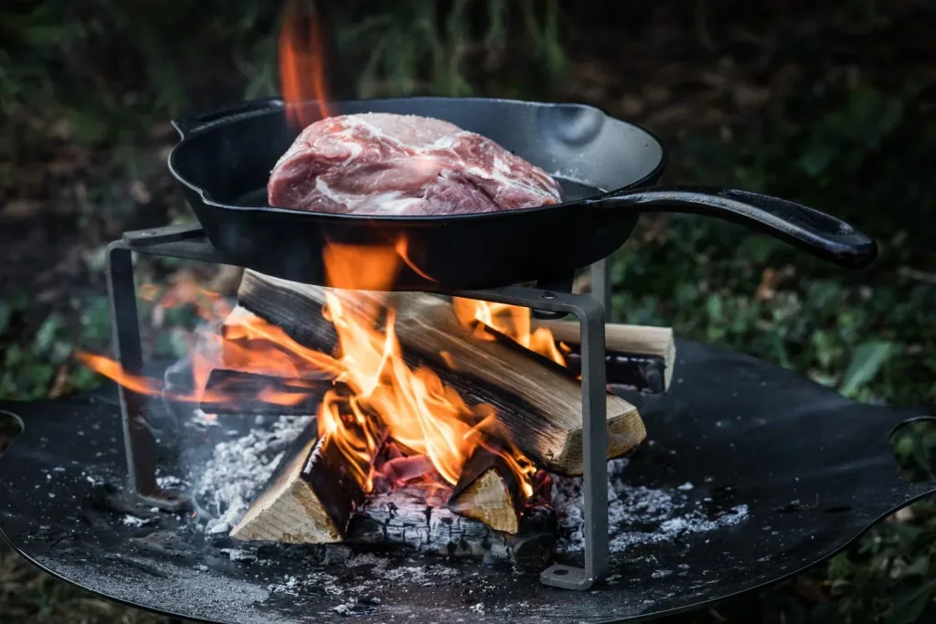 Feuerpfanne mit Stiel und gegenüberliegendem Henkel (ohne Füße)