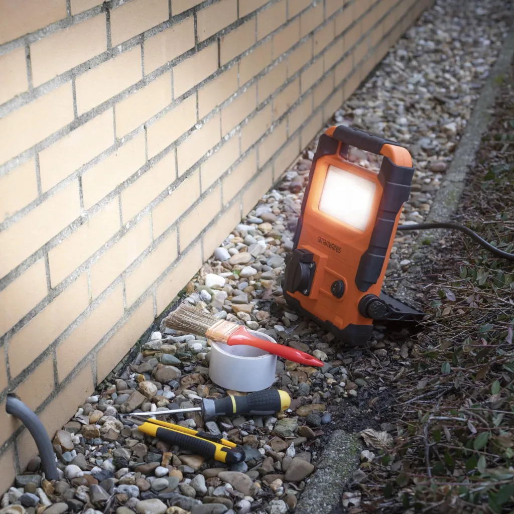 LED Arbeitsleuchte, faltbar mit Steckdose