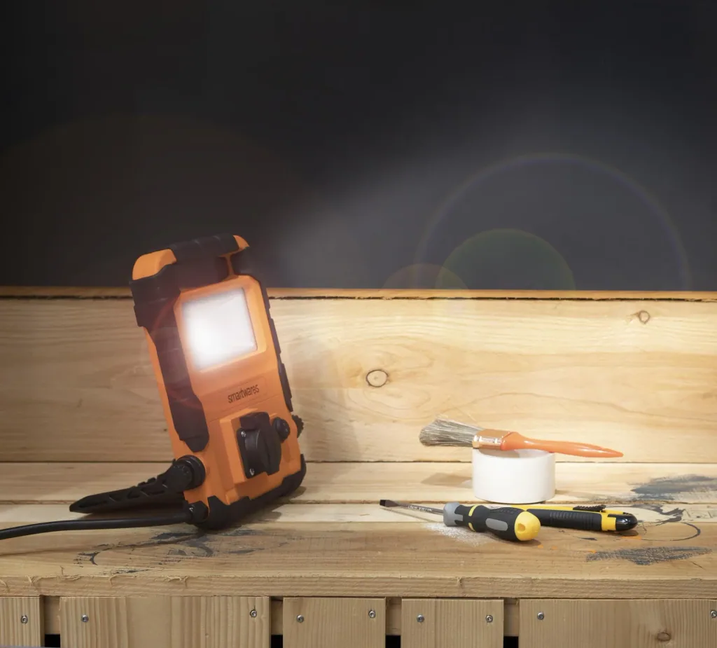 LED Arbeitsleuchte, faltbar mit Steckdose
