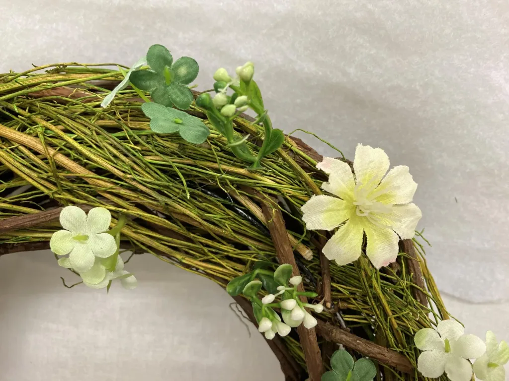 Türkranz Frühling aus Reisig verziert mit künstlichen Blumen
