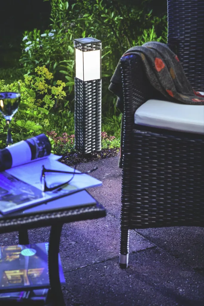 Solar LED Standleuchte mit Solarmodul, Rattan, tageslichtweiß