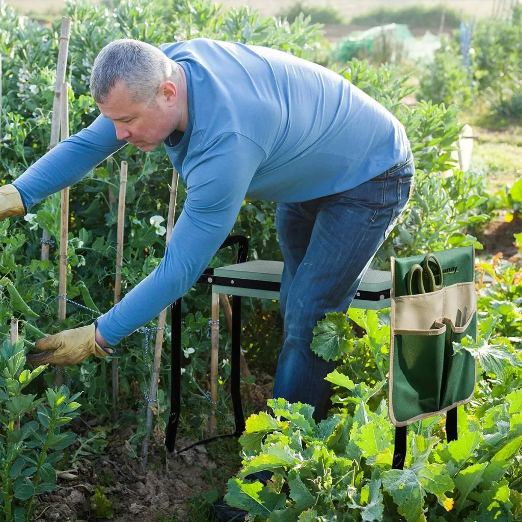 Gartenhocker mit Werkzeugtasche grün