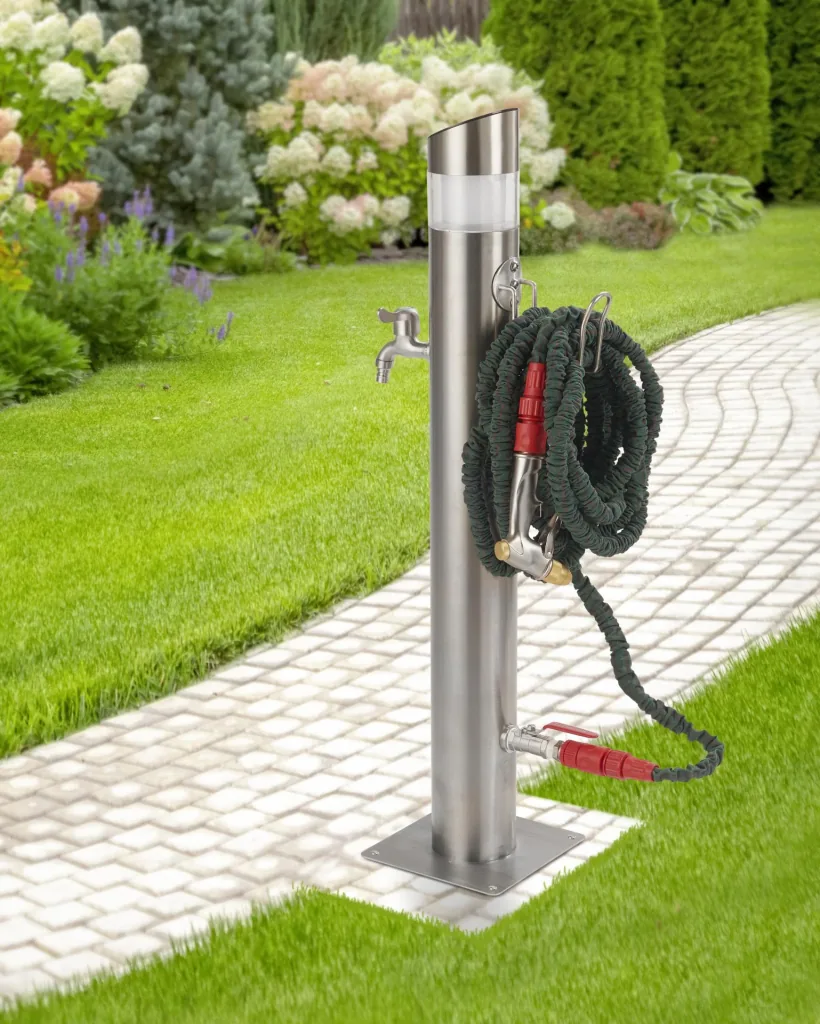 Edelstahl-Wassersäule + Solar Edelstahl-Leuchte