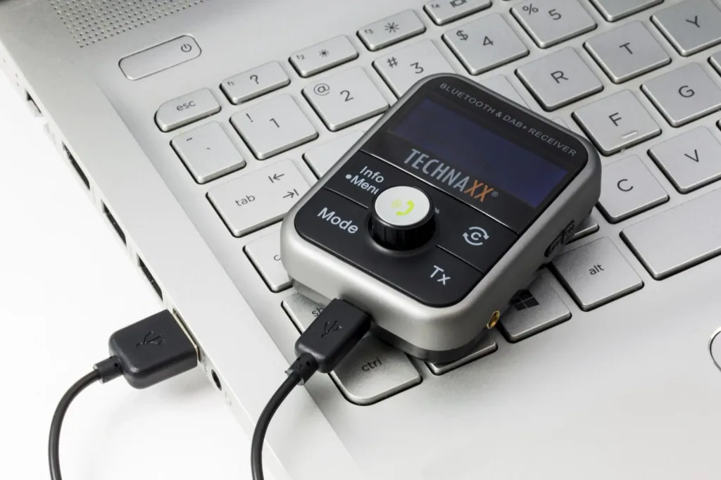 DAB+ und FM Bluetooth Transmitter mit Freisprechfunktion, Ladefunktion, Radio und MP3-Player