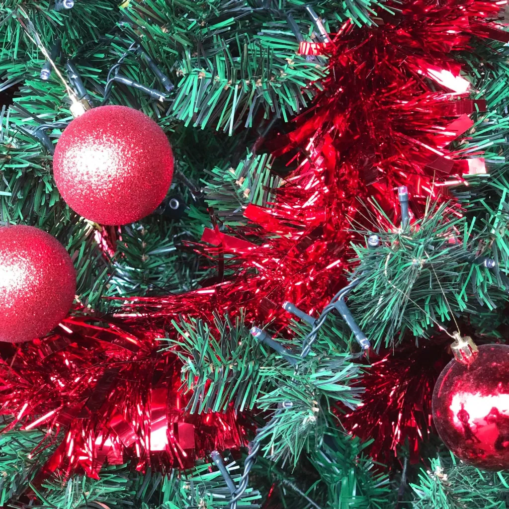 Schwarzwälder Weihnachtsbaum-Paket 180cm Rot + Weihnachtskugeln + Weihnachtsbeleuchtung + Weihnachtsgirlande + Schirm