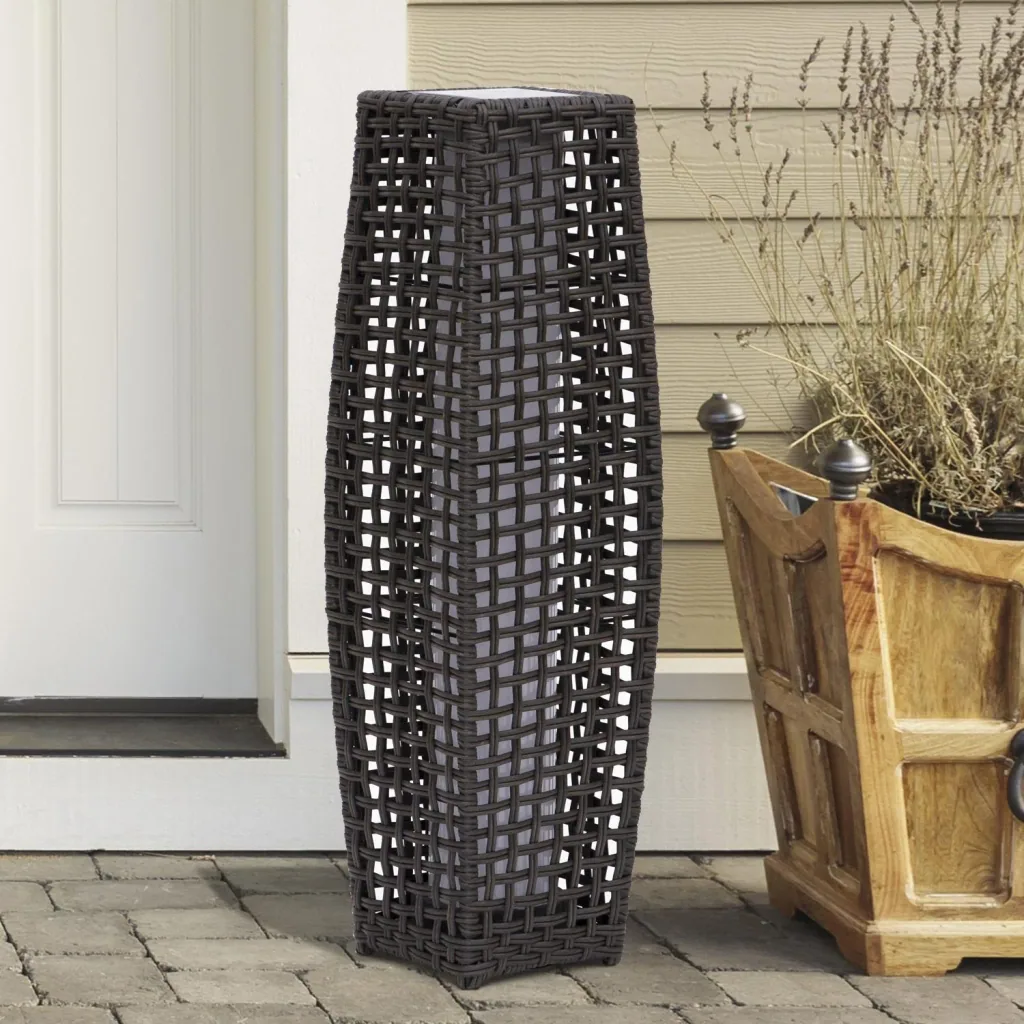 Rattan-Stehlampe mit Lichtsensor