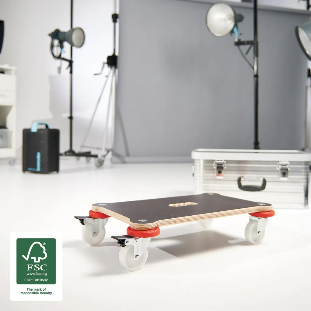 Transporthilfe MM 1360 , 52 x 32 x 12,5 cm, harte Rollen Ø 75 mm, Gleitlager, 2 Bremsen, Platte FSC®, Tragkraft 200 kg