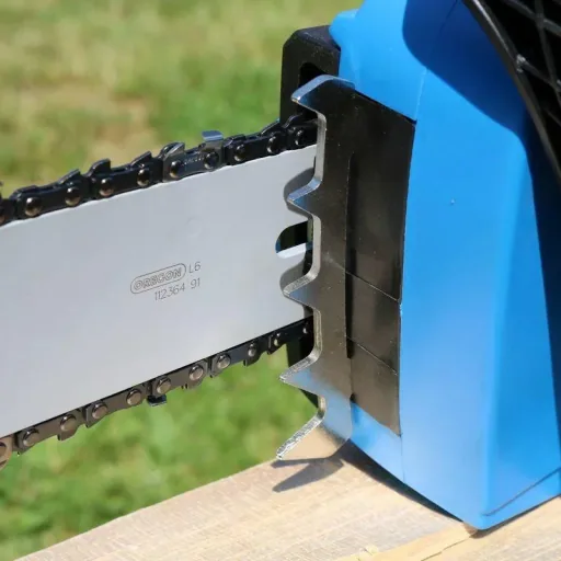 Kettensäge 2200W mit Universal-Astsäge
